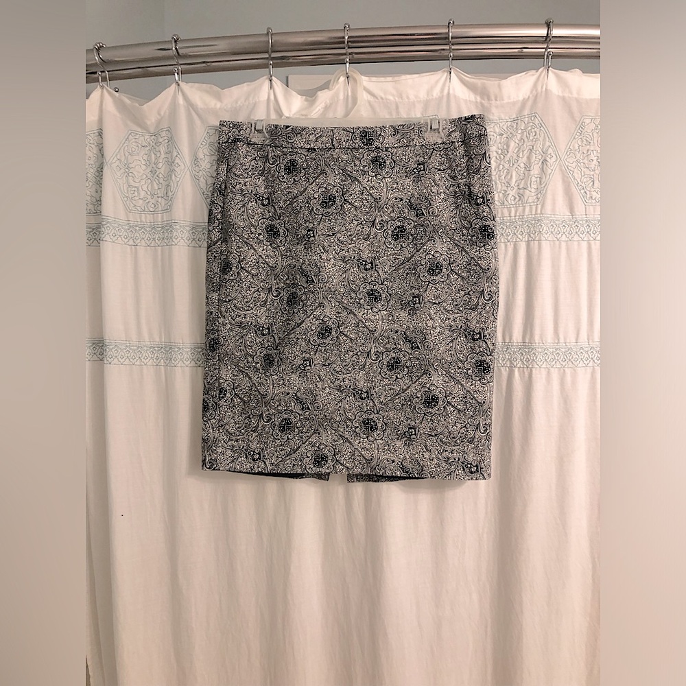 Paisley Liz Claiborne black and white pencil skirt